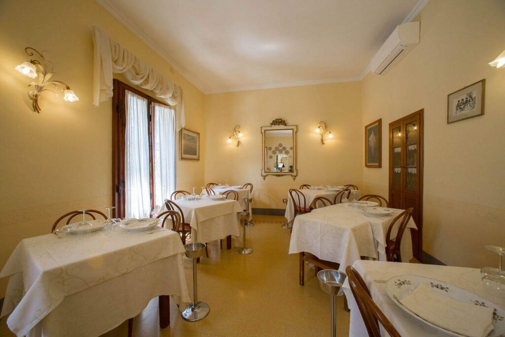 Foto ristorante Viareggio – sala interna con tavoli apparecchiati