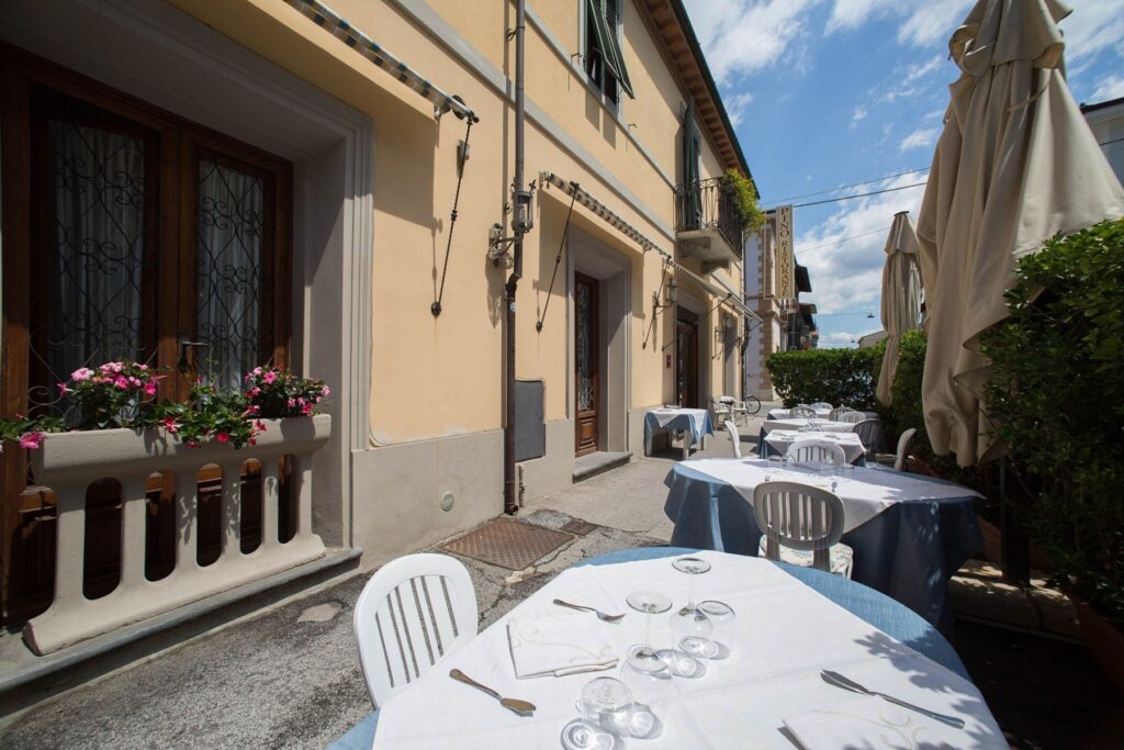 Foto ristorante Viareggio – dehors con tavoli apparecchiati all'esterno